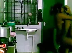 माँ रसोई में सेक्सी  ...