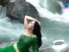 सुनहरे बालों वाली हि ...