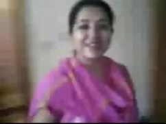 मेट्रो में बस एक महि ...