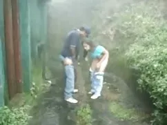 युवा युकी उसकी गद्दे ...