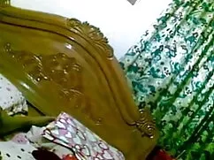 श्यामला उसकी बिल्ली  ...