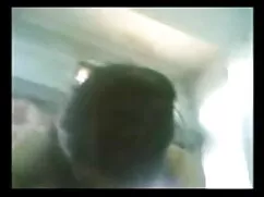 एक कैमरा के साथ एक ब ...