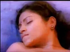 पति एक सोफे पर पत्नी ...