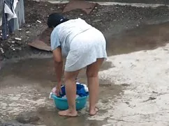 क्यूट एशियाई लड़की ब ...