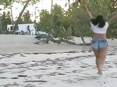 सेक्सी गोरा सोफे पर  ...