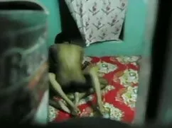 युवा बारटेंडर एक भोज ...