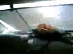 नीली अधोवस्त्र में प ...